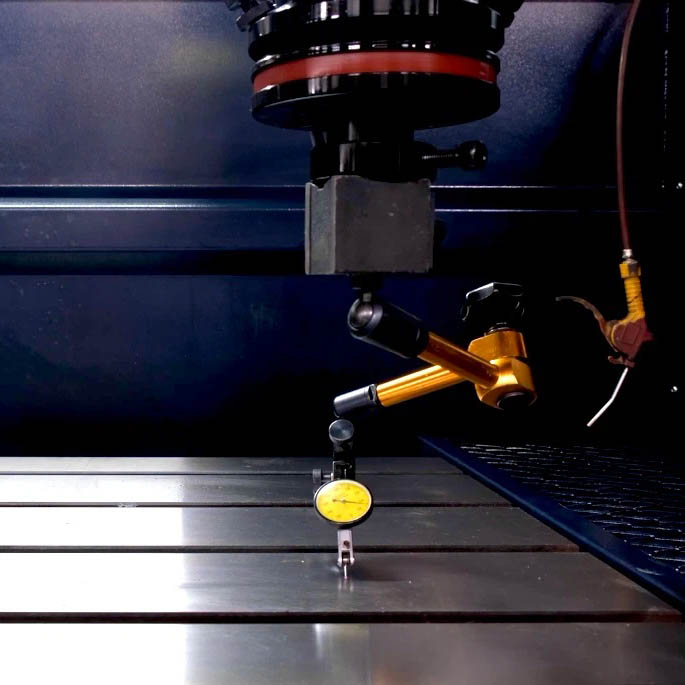 ¿Qué material se utiliza para los electrodos de electroerosión por inmersión?